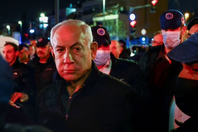 Perdana Menteri Israel Benjamin Netanyahu mengunjungi lokasi serangan penembakan di Neve Yaacov, Yerusalem, Jumat (27/1/2023). Foto: Ronen Zvulun/REUTERS