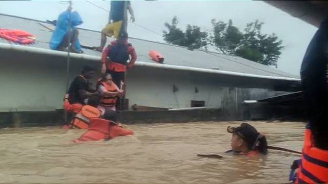 Proses evakuasi warga yang terjebak banjir di Kota Manado, Sulawesi Utara, Jumat, 27 Januari 2023.