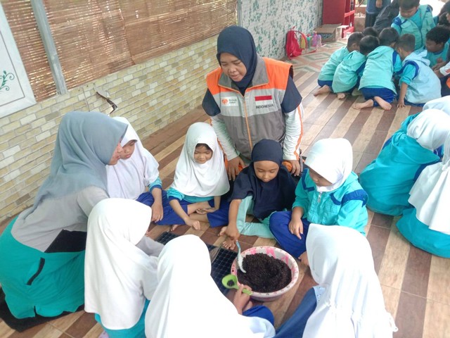 Puluhan siswa raudhatul Athfal (RA) sekolah alam Indramayu terlihat antusias saat belajar menanam di kebun gizi lansia rumah zakat Tegalurung Indramayu pada Jumat (27/1/2023). Foto: Tomi Indra