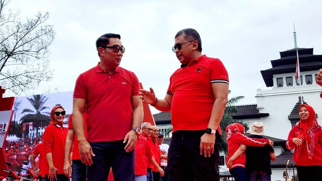 Gubernur Jabar Ridwan Kamil (kiri) ikuti senam Sicita PDIP di Bandung.  Foto: Dok. PDIP
