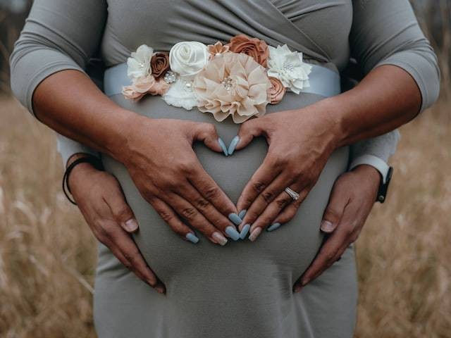 Ilustrasi kata-kata perjuangan ibu melahirkan, Foto oleh Clay Banks di Unsplash