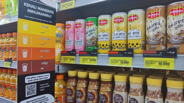 Superindo pasang tabel indikator gula dalam rak minuman di supermarketnya (26/1/22) Foto: Riad Nur Hikmah/kumparan