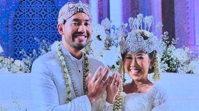 Kiky Saputri resmi menikah dengan M. Khairi. Foto: Instagram/@hestipurwadinata