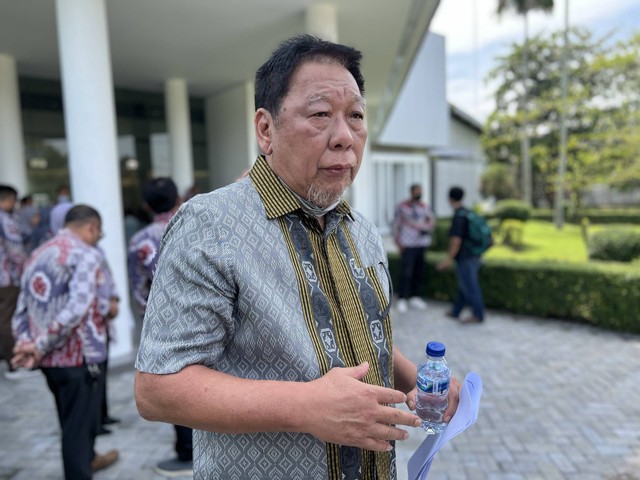 Buntoro mendatangi wartawan dan mengajak diskusi soal situasi industri manufaktur tanah air. Foto: ESP