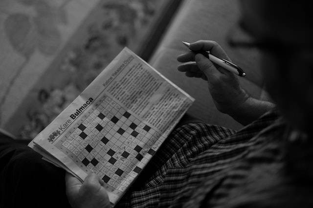 Ilustrasi kunci jawaban untuk TTS Pintar level 22 dengan pertanyaan senjata peledak yang dilemparkan. Foto: Pexels/Beyzaa Yurtkuran