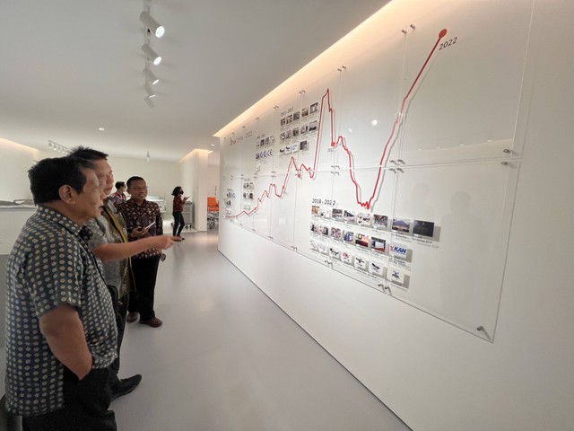 Buntoro memaparkan grafik naik turunnya PT MAK kepada pengunjung. Foto: ESP