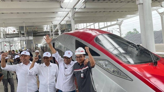 Menhub Budi Karya didampingi Dirut PT KAI Didik Hartyanto, Dirut KCIC Dwiyana Slamet Riyadi dan Dirjen Perkeretapian Kemhub Risal Wasal memantau stasiun Tegalluar, Bandung, Sabtu (28/1). Foto: Arifin Asydhad/kumparan