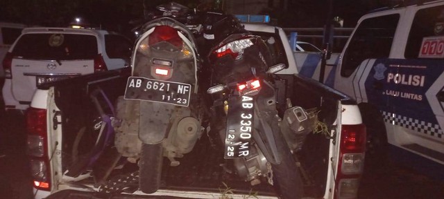 Motor yang dikendarai korban usai terlibat kecelakaan. Foto: Tugu Jofja