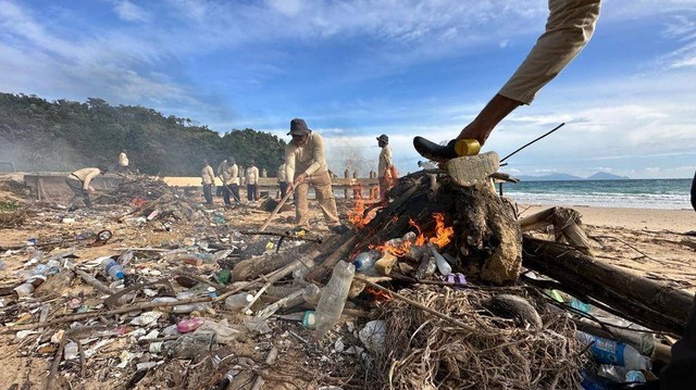 Pembersihan pantai Nipah di Pulo Aceh. Foto: Abdul Hadi/acehkini