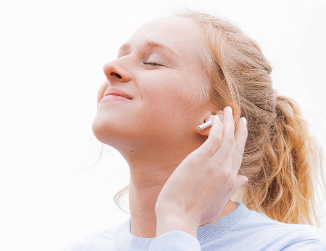 Ilustrasi mendengarkan lagu. Foto: Unsplash
