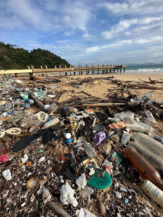 Sampah plastik di Pantai NIpah, Pulo Aceh, Kabupaten Aceh Besar. Abdul Hadi/acehkini