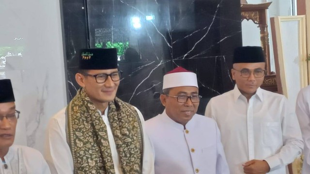 Menparekraf Sandiaga Uno saat menghadiri Halaqah dan Pengajian Akbar di Pondok Pesantren Fadhlul Fadhlan, Kota Semarang, Sabtu (28/1/2023). Foto: Intan Alliva Khansa/kumparan