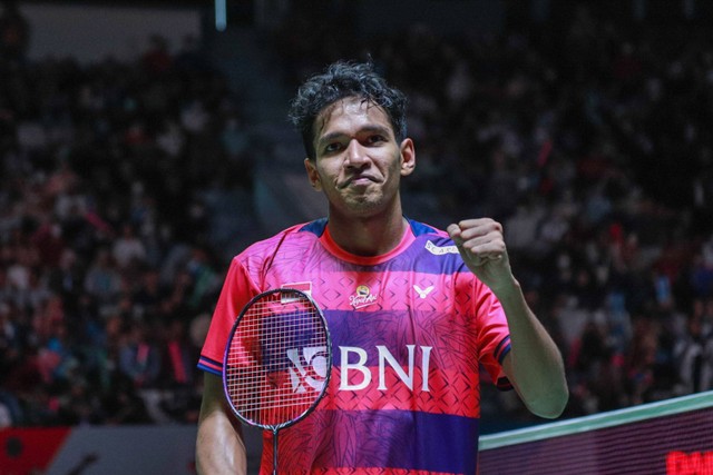 Tunggal putra Indonesia Chico Aura saat melawan tunggal putra Hongkong NG Ka Long pada semifinal Indonesia Masters 2023 di Istora Senayan, Jakarta, Sabtu (28/1/2023). Foto: Jamal Ramadhan/kumparan