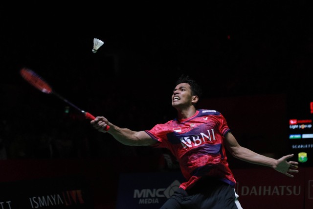 Tunggal putra Indonesia Chico Aura saat melawan tunggal putra Hongkong NG Ka Long pada semifinal Indonesia Masters 2023 di Istora Senayan, Jakarta, Sabtu (28/1/2023). Foto: Jamal Ramadhan/kumparan