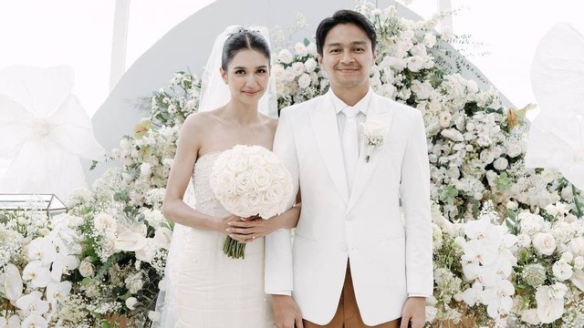 Gaun pernikahan Mikha Tambayong dan Deva Mahenra saat menikah. 
 Foto: Instagram/@miktambayong