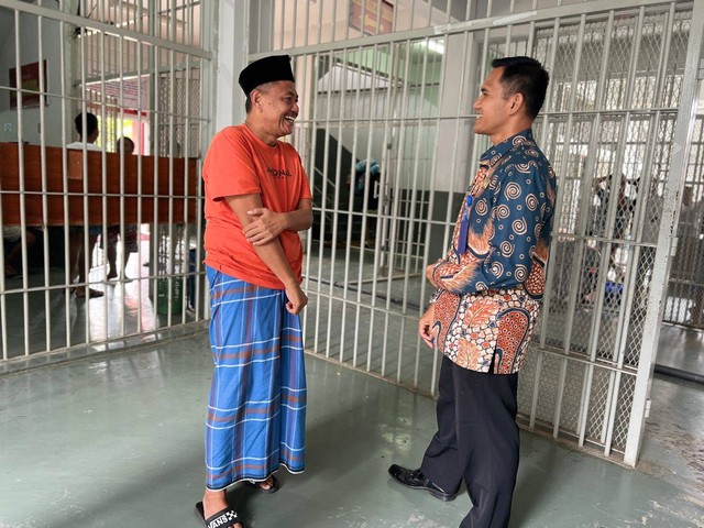 Tampak WBP menyampaikan uneg-uneg secara langsung kepada Plt. Kalapas Narkotika Kelas IIA Pamekasan, Sabtu (28/01/2023) Pagi. (Foto: Humas Lapas Narkotika Pamekasan)