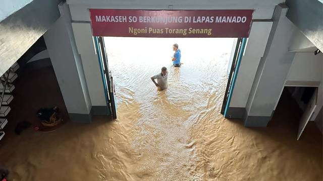 Banjir ikut menerjang Lapas Kelas II A Manado di Kecamatan Tuminting.