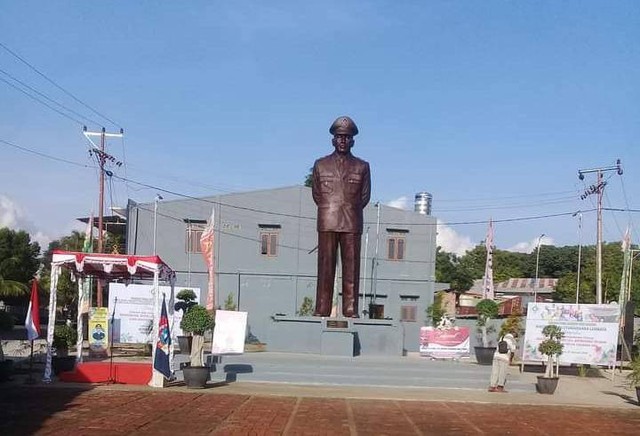 Monumen Brigjen Anton Enga Tifaona di Kota Lewoleba (Teddi L)