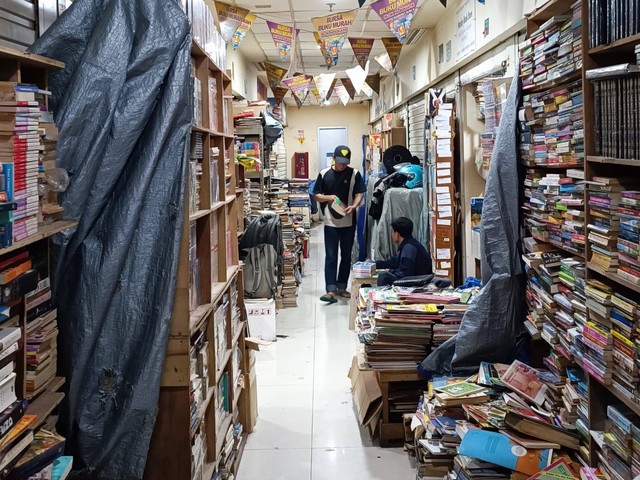 Lorong surga buku bekas di basement Blok M Square, Melawai, Jakarta. Foto: Thomas Bosco.