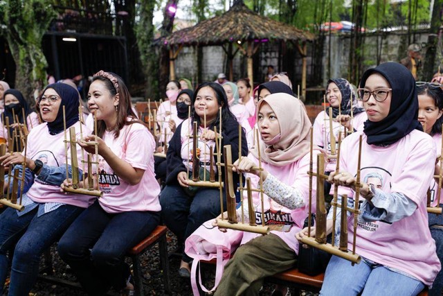 Belajar Angklung Bersama Srikandi Ganjar Foto: Srikandi Ganjar