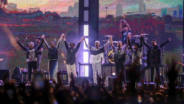 Suasana konser tunggal sheila on7 "Tunggu Aku di Jakarta" yang dilaksanakan di JiExpo, Kemayoran, Jakarta, Sabtu (28/1/2023). Foto: Aditia Noviansyah/kumparan