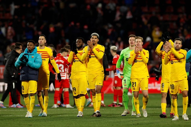 Pemain FC Barcelona Frenkie de Jong, Sergio Busquets, Ronald Araujo dan Ansu Fati merayakan setelah pertandingan melawan Girona di Estadi Montilivi, Girona, Spanyol, Sabtu (28/1/2023). Foto: Albert Gea/REUTERS