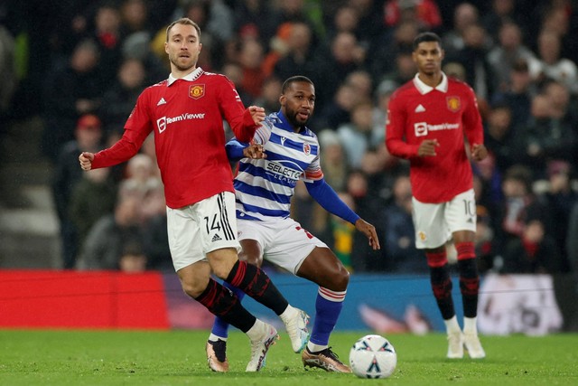 Pemain Manchester United Christian Eriksen beraksi dengan pemain Reading Junior Hoilett di Old Trafford, Manchester, Inggris, Sabtu (28/1/2023). Foto: Phil Noble/REUTERS