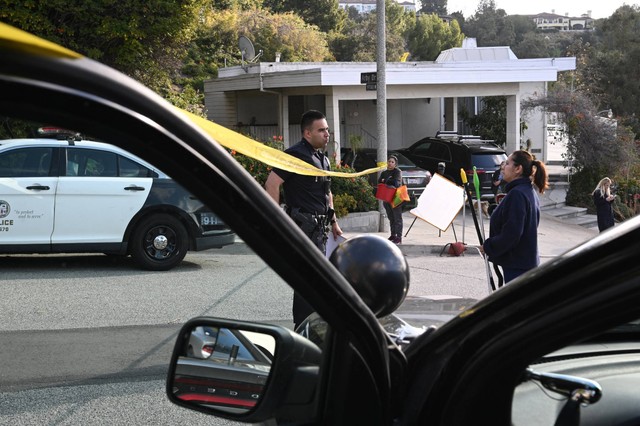 Polisi menyelidiki insiden penembakan di lingkungan Beverly Crest Los Angeles, tepat di utara Beverly Hills, Los Angeles, AS, Sabtu (28/1/2023). Foto: Robyn Beck/AFP