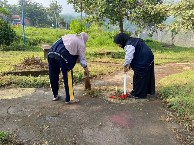 Kegiatan membersihkan Taman di Desa Kunjorowesi, guna menjaga dan melestarikan Taman. serta bagian dari program Sapta pesona