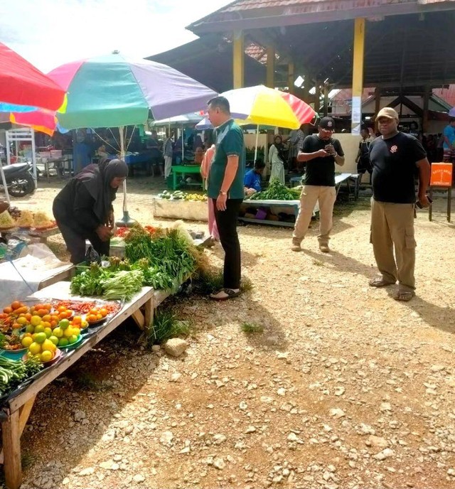 Bupati Kaimana, Freddy Thie ketika membeli sayuran milik pedagang di kawasan pasar ikan Kaimana