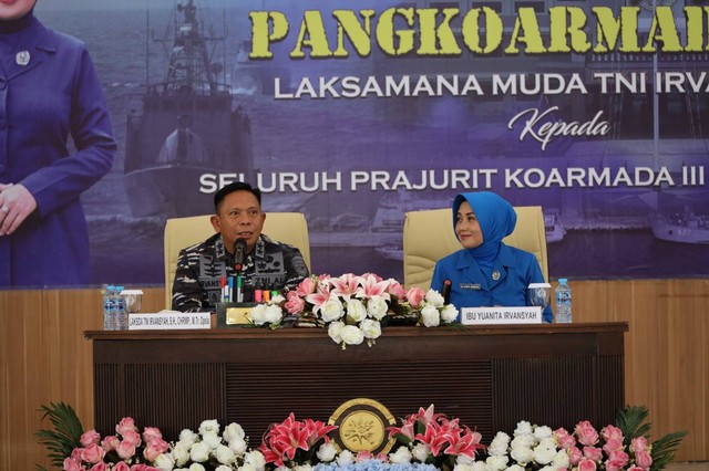 Laksamana Muda TNI Irvansyah didampingi istri memberikan pesan dan arahan diakhir masa jabatannya sebagai Panglima Koarmada III, foto: Istimewa