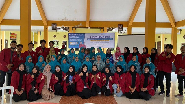 Foto mahasiswa KKN dengan ibu PKK Desa Gambiran/ Tim dokumentasi KKN
