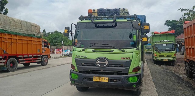 Mobil truk yang terlibat kecelakaan berada disekitar lokasi kejadian. | Foto : Galih Prihantoro/ Lampung Geh