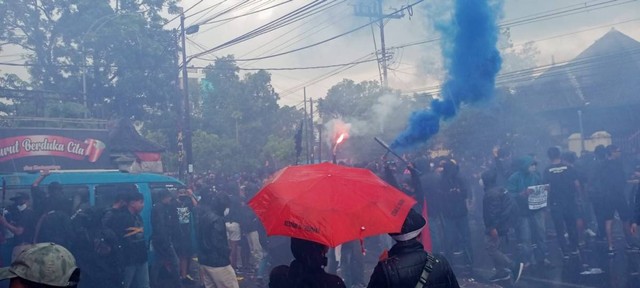 Unjuk Rasa Arek Malang Berujung Anarkis, Kantor Arema FC Rusak