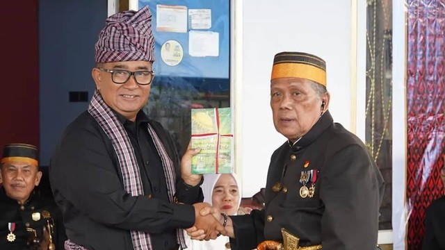 Penjabat Gubernur Sulawesi Barat, Akmal Malik, terima penghargaan adat dari Arayang Balanipa. Foto: Humas Pemprov Sulbar