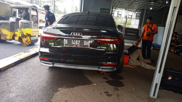 Mobil sedan Audi seri A6 dengan nopol palsunya, ternyata nopol milik Sprimpim Polda Metro Jaya.  Foto: Dok. Istimewa