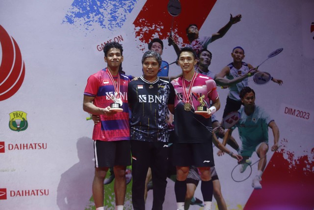 Tunggal putra Indonesia Jonatan Christie dan Chico Aura Dwi usai bertanding pada partai final Indonesia Masters 2023 di Istora Senayan, Jakarta, Minggu (29/1/2023). Foto: Iqbal Firdaus/kumparan