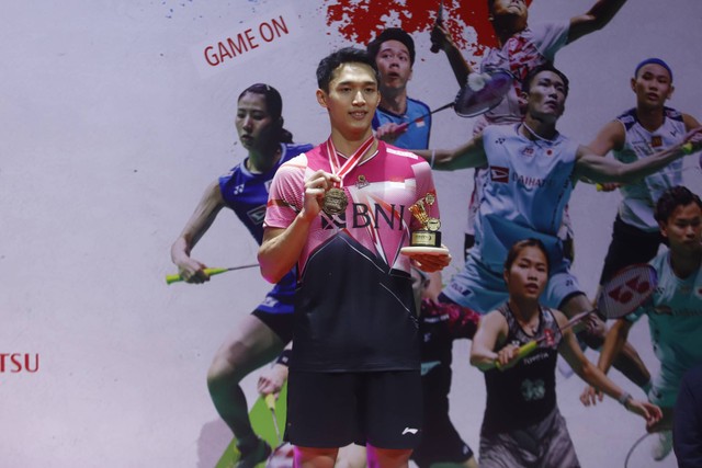 Tunggal putra Indonesia Jonatan Christie usai menjadi juara Indonesia Masters 2023 di Istora Senayan, Jakarta, Minggu (29/1/2023). Foto: Iqbal Firdaus/kumparan