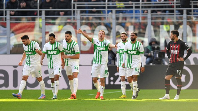 Selebrasi pemain Sassuolo usai mencetak gol ke gawang AC Milan pada pertandingan lanjutan Liga Italia di  San Siro, Milan, Italia, Minggu (29/1/2023).  Foto: Daniele Mascolo/REUTERS