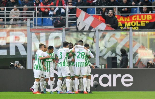 Selebrasi pemain Sassuolo usai mencetak gol ke gawang AC Milan pada pertandingan lanjutan Liga Italia di  San Siro, Milan, Italia, Minggu (29/1/2023).  Foto: Daniele Mascolo/REUTERS