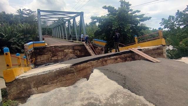 Jalan penghubung dekat Jembatan Minaesa di Kecamatan Wori, Kabupaten Minahasa Utara putus sejak Jumat (27/1). 