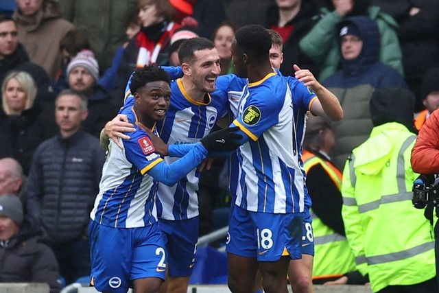 Pemain Brighton & Hove Albion Lewis Dunk merayakan gol pertamanya bersama rekan setimnya saat hadapi Liverpool di Stadion Komunitas American Express, Brighton, Inggris, Minggu (29/1/2023). Foto: David Klein/REUTERS