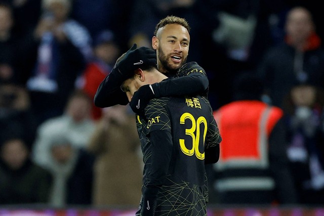 Pemain Paris St Germain Neymar merayakan gol pertama mereka saat hadapi Stade de Reims di Parc des Princes, Paris, Prancis , Minggu (29/1/2023) Foto: Christian Hartmann/REUTERS
