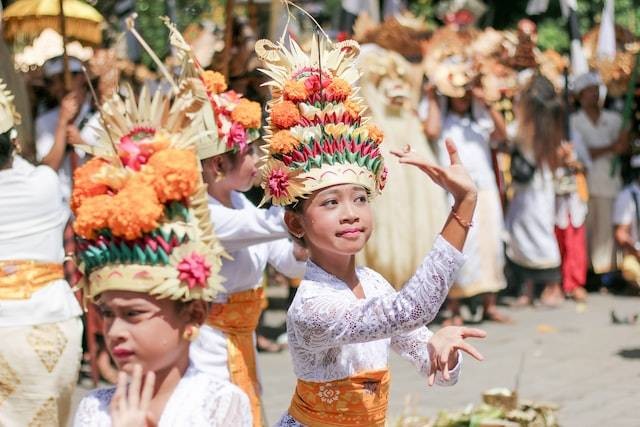 Ilustrasi seni tari Indonesia, sumber foto Eyestetix Studio on Unsplash