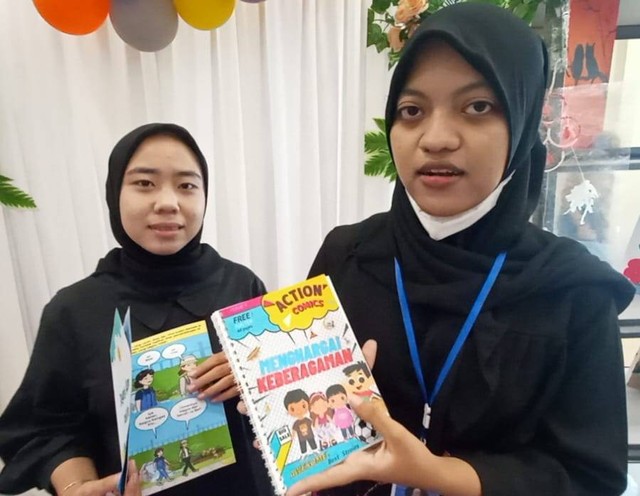 Mahasiswa Pendidikan Profesi Guru (PPG) Unusa yang membuat komik untuk media pembelajaran siswa SD. Foto: Masruroh/Basra