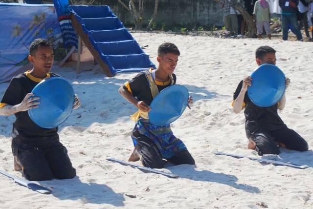 Tarian tradisional di pembukaan Festival Tanjung Waka 2019 di Kabupaten Kepulauan Sula, Maluku Utara. Foto: Genpi Malut 