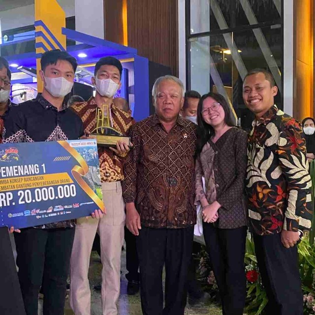 Arsitektur UPH Juara 1 Kompetisi PUPR lewat Desain JPO Berstandar Profesional