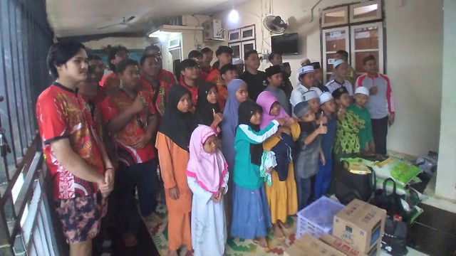 Pengurus Klenteng Catya Permata Budi Bakti, menyalurkan bantuan ke panti asuhan. Foto: Zalfirega/kepripedia.com