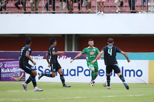 Yevhen Bokhashvili diadang dalam laga PSS Sleman melawan Arema FC dalam laga pekan ke-20 Liga 1 2022/23 di Stadion Maguwoharjo, Sleman, Kamis 26 Januari 2023. Foto: Situs web resmi Liga Indonesia Baru