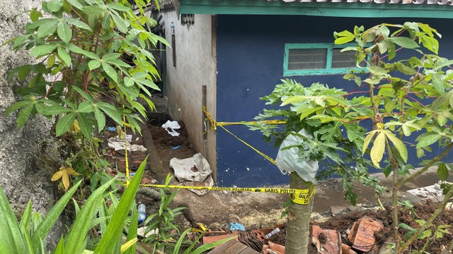 Lubang mayat di belakang rumah Solihin di Kampung Babakan Mande, Cianjur. Di sini ditemukan jasad salah satu istri Wowon dan mertuanya. Foto: Muthia Firdaus/kumparan